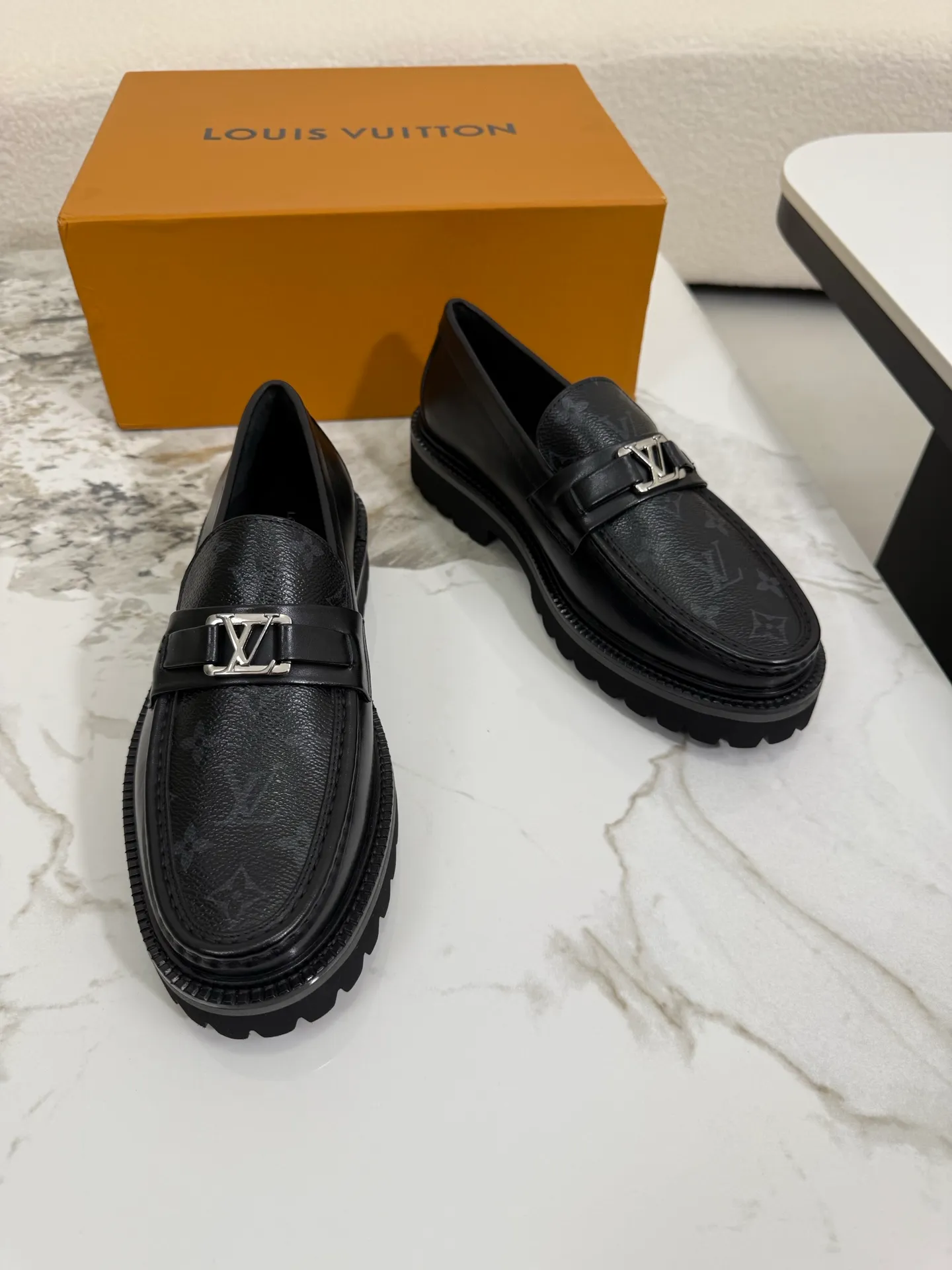 [L Family] Top P: 800💰 ▪️Size: 39-44 (38.45 custom-made) The top male god leather shoes Lv series are sold at the same time with original factory configuration, original cowhide fabric imported from Italy, soft and comfortable, imported water-dyed cow lining, soles: original ultra-light French foam outsole super comfortable, original factory with single goods 🔍🔍high quality, can be entered and exited at will, welcome to compare and synchronize.